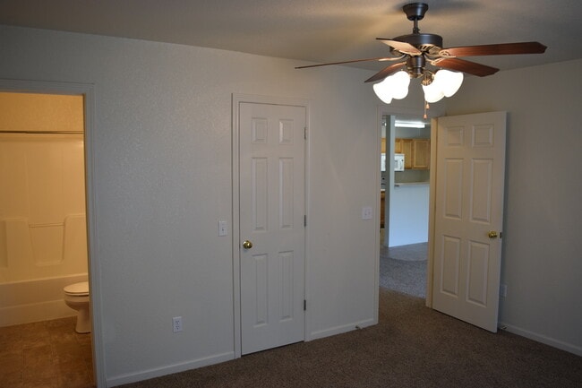 Building Photo - Beautiful 2 Bedroom, 2 Bathroom Duplex with a Garage!