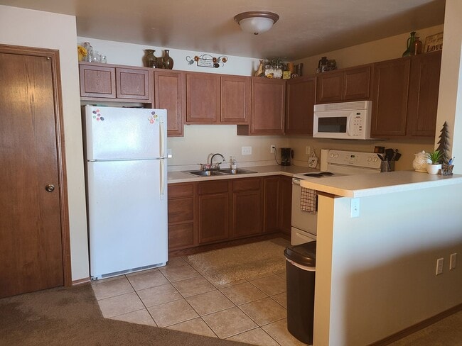 Building Photo - 1 Bed, 1 Bath 930 Sq Ft 2nd Floor