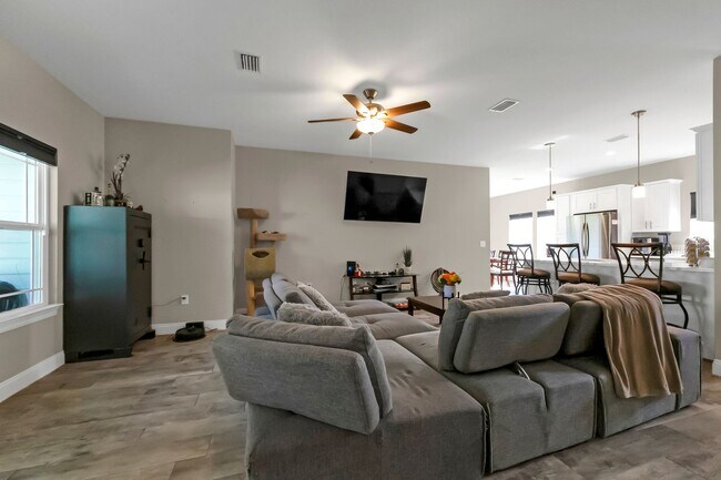 Building Photo - Solar Panel Home in East Navarre!