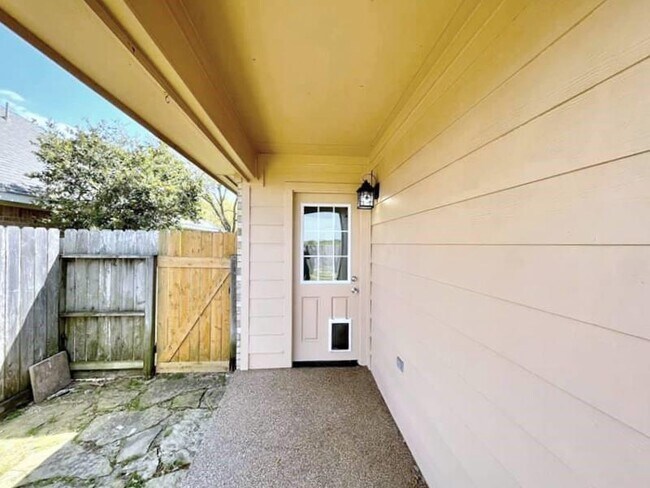 Building Photo - 2526 Lake Dale Ln