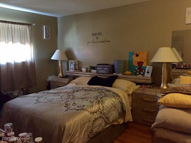 Building Photo - 100 W Hickory Grove Rd