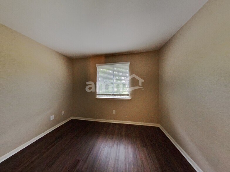Building Photo - 1627 Buckingham Dr