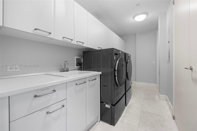 Building Photo - 7133 Fisher Island Dr