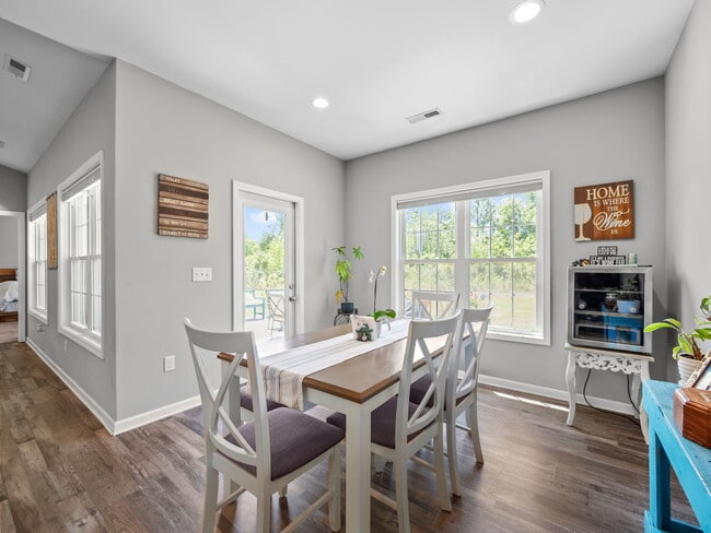 Building Photo - 512 Hazelwood Dr