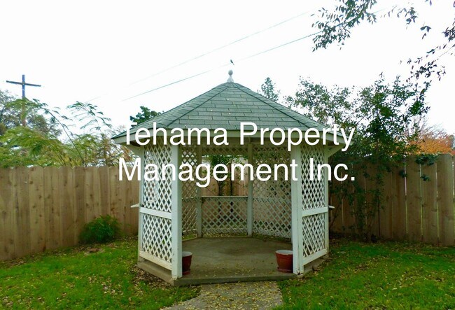 Building Photo - Charming 3 bedroom 1 bath with spacious bo...