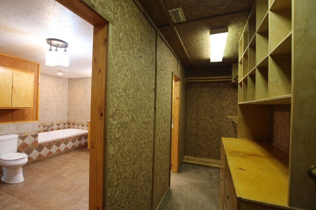 Building Photo - Coming Soon! 3 Bedroom 2 Bath in Bullard! Large Shop!