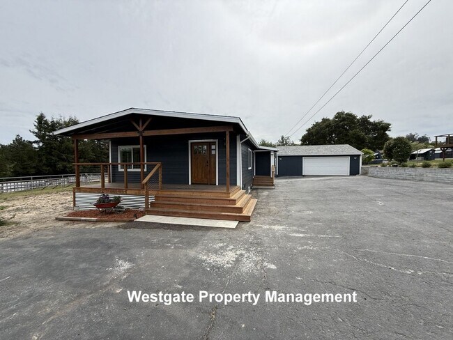 Building Photo - Beautiful Modern 2/2 Country Home - 985 Eastman Lane