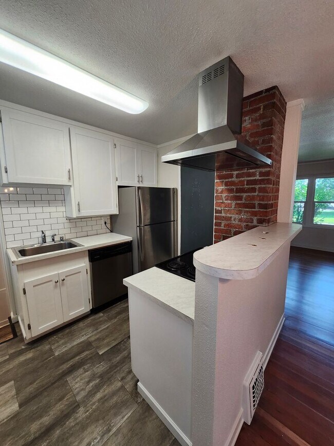 Building Photo - Location, Location - 2 blocks from Columbi...