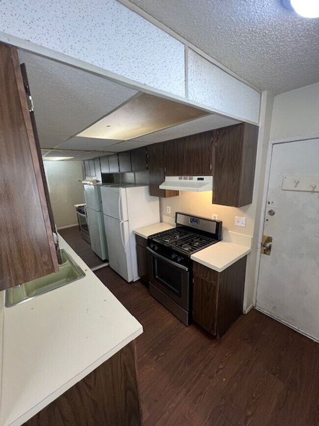 Building Photo - Studio and Bath, 600 sqft with walk in clo...