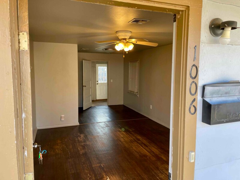 Building Photo - 1006 E Campbell St