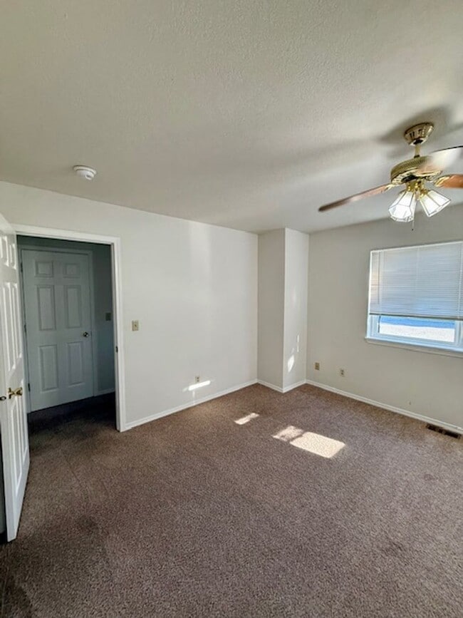 Building Photo - 2 Bed, 2 Bath Duplex with fenced yard in B...