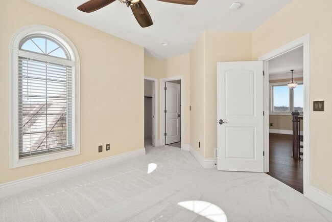 Building Photo - Large 5 Bedroom Home W/ Fenced yard