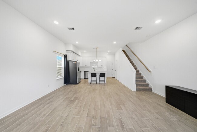 Building Photo - 4615 Ireland St