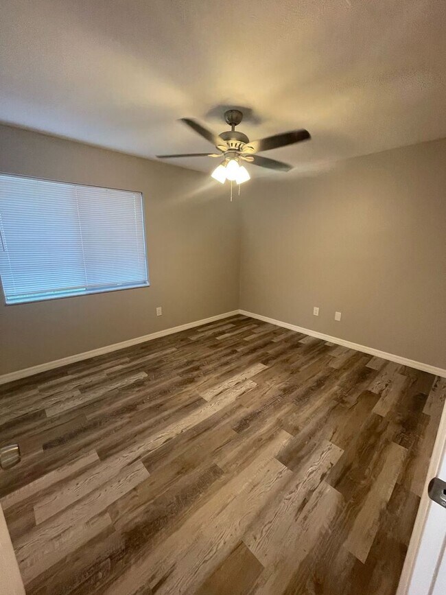 Building Photo - Annual Unfurnished Renovated Single-family Home near Mckibben Park!