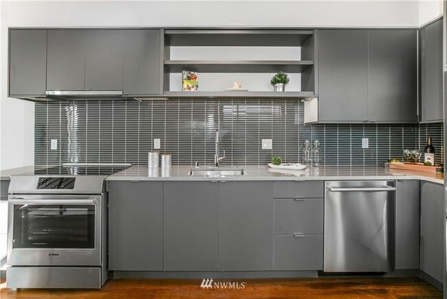 Building Photo - First Hill Modern 2-Bedroom Condo with Rooftop Views – Seattle