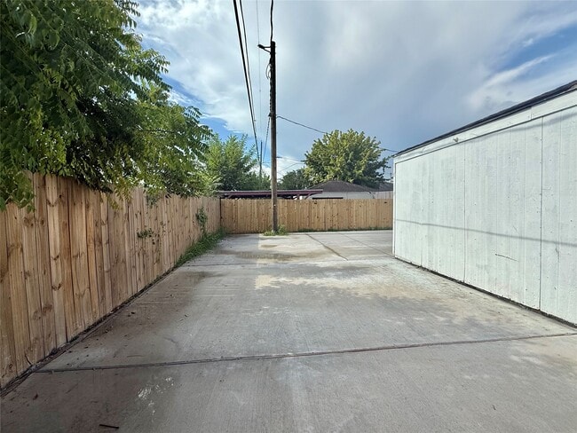 Building Photo - 7119 S Gessner Rd