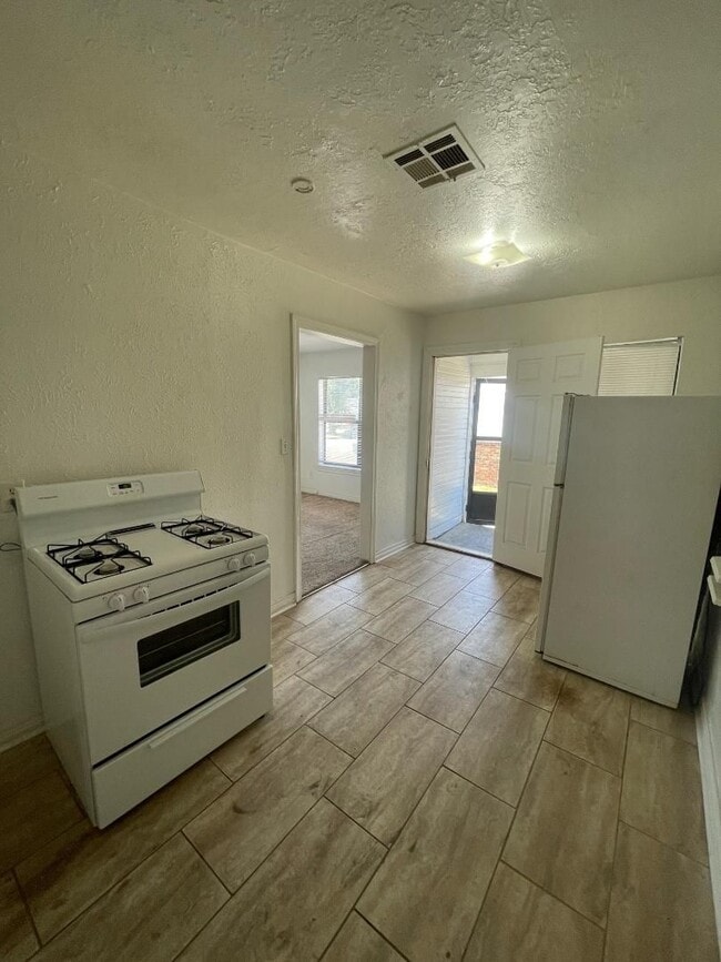 Building Photo - 1 Bedroom 1 Bathroom Duplex For Lease 8/4/...