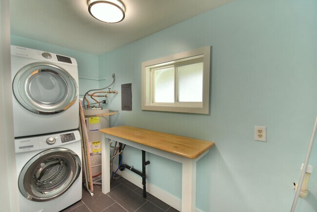 Building Photo - 3Bd/1.75Ba Bellevue House