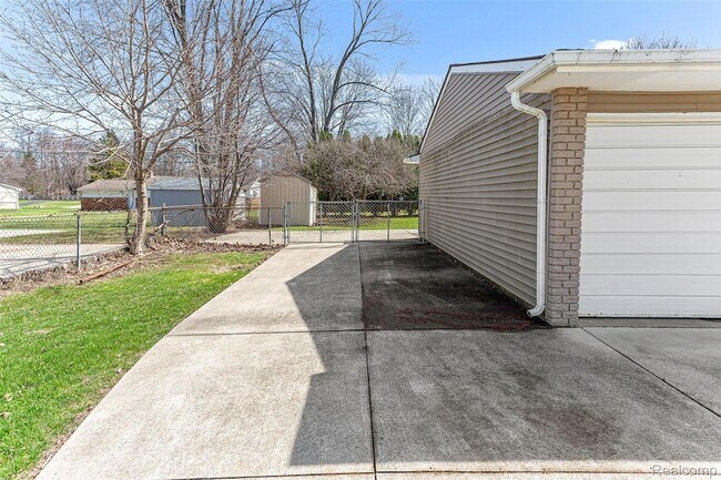 Building Photo - 25690 Glamorgan Dr