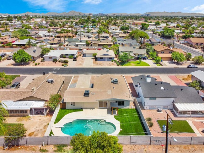 Building Photo - 6 Bedroom/4 Bath - Fully Remodeled