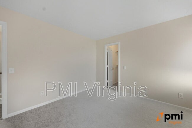 Building Photo - 1002 Nicklaus Dr