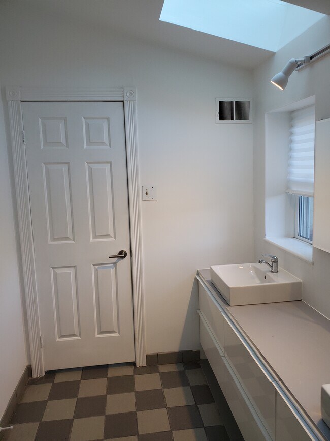 rear bath 1 - 4614 Chester Ave