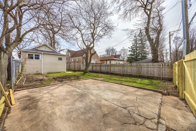 Building Photo - 12106 S Emerald Ave