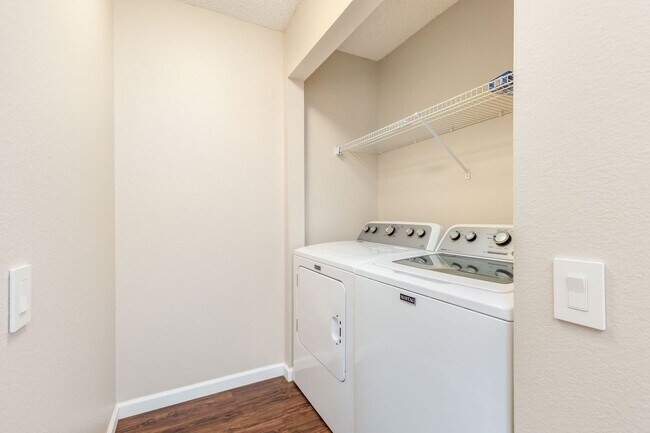 Building Photo - Pets Welcome!  2 bedroom, 2 bathroom single story townhouse