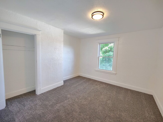 Building Photo - *Beautifully Updated & Spacious 6BD/1.5BA ...