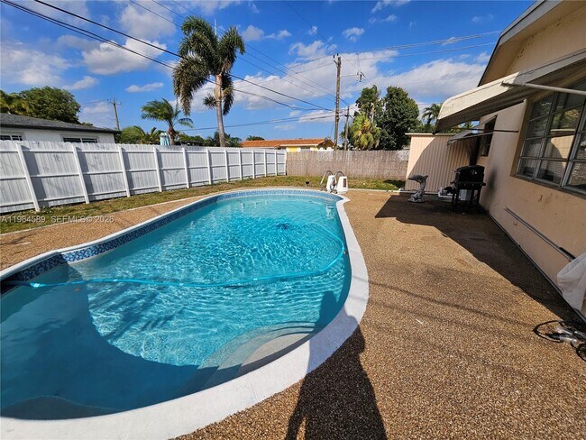 Building Photo - 7501 Pierce St