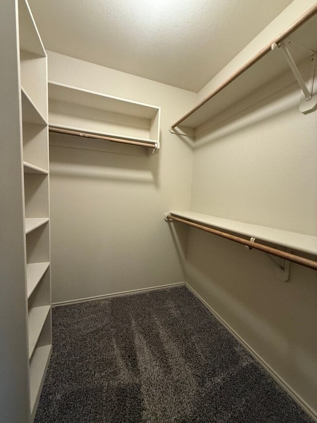 Building Photo - 3/2/2 Duplex / Bathroom Reno / Updated/ Fenced Back Yard - Pets Welcome