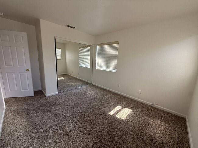Building Photo - Beautiful Large 4 Bedroom 2.5 Bath Home