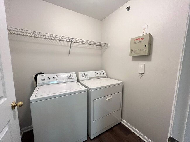 Building Photo - 2 Bed/2 Bath Condo, Gated security, Tons o...