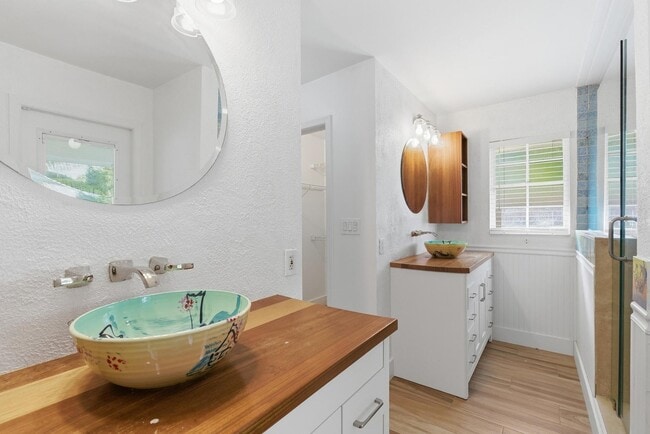 Building Photo - 2700 Yarmouth Dr