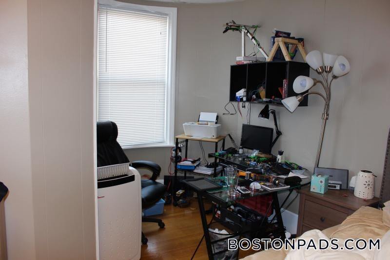 Building Photo - 879 Beacon St