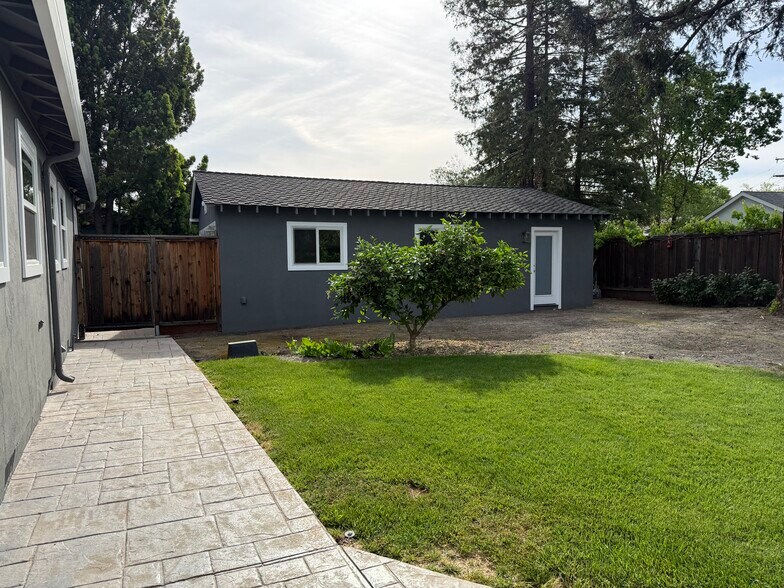 Building Photo - 3149 Rogers Ave