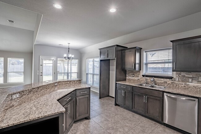 Building Photo - 3 Bed 2 Bath With Office in Tulsa