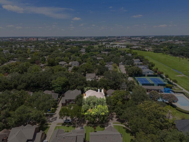 Building Photo - 2406 Parkwood Ln