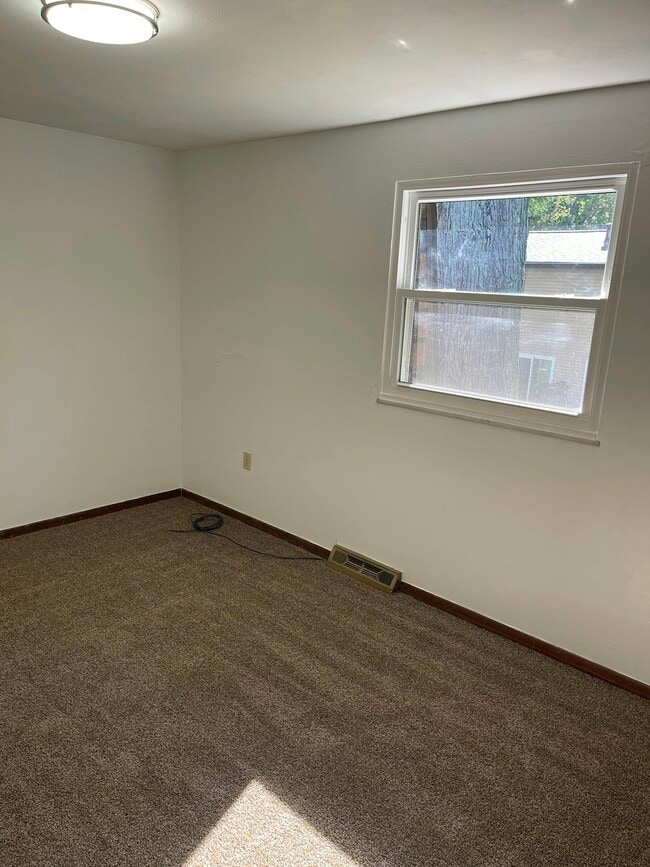 Building Photo - 4163 W Ridge Rd