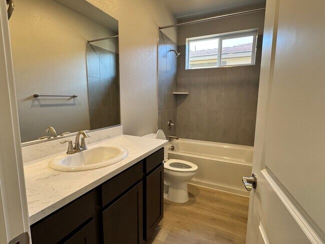 Building Photo - 4 BED | 2.5 BATH | SINGLE-STORY