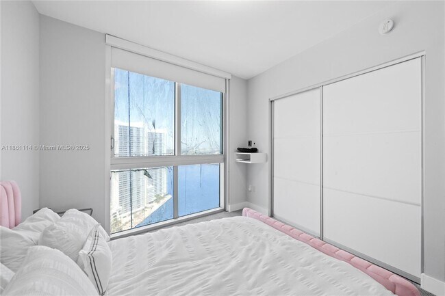 Building Photo - 465 Brickell Ave