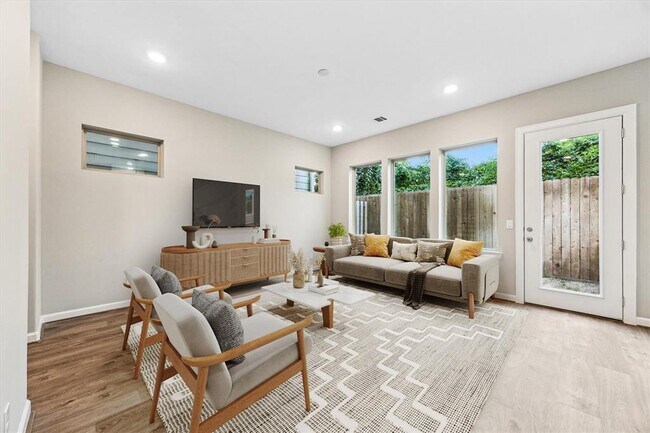 Building Photo - 806 Dawn Meadows Dr