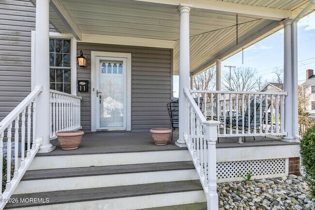 Building Photo - 11 Lakeside Ave