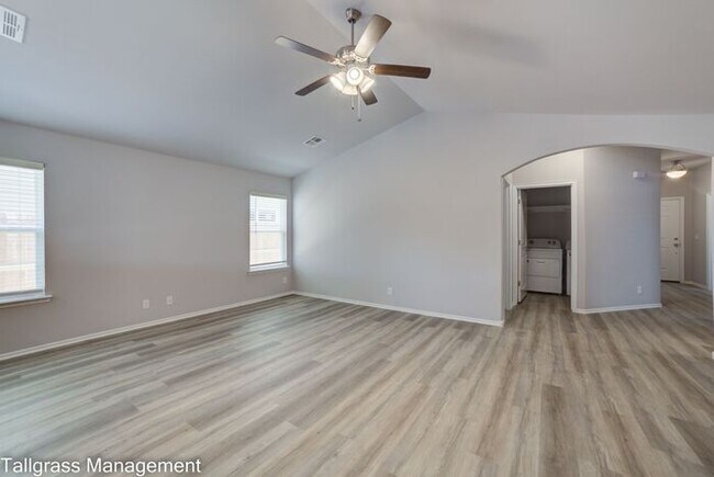 Building Photo - Beautiful 4/2.5/2 in Sand Springs!