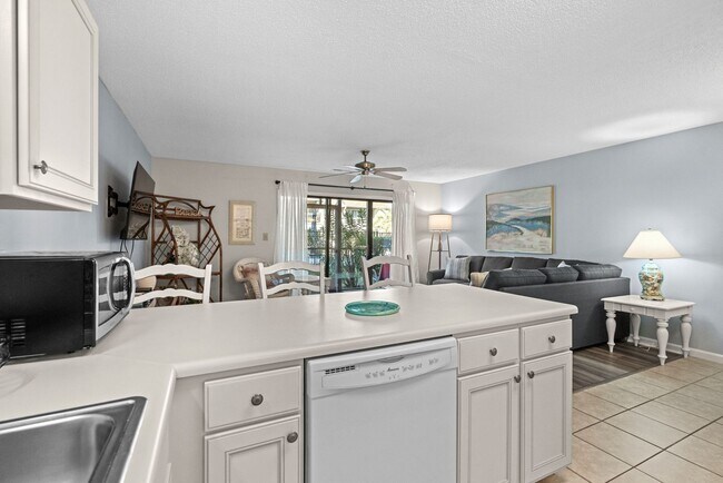 Building Photo - 1st Floor Seasonal Rental Available Octobe...