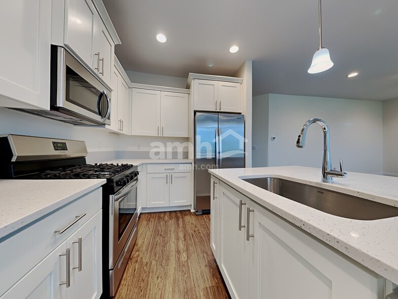 Building Photo - 1013 NE 11th Way