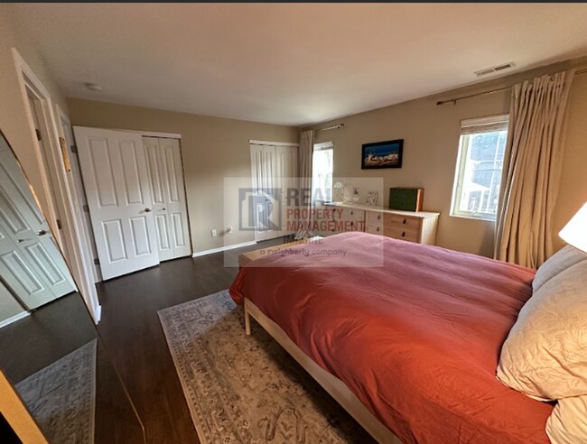 Building Photo - Check out this adorable 3 bedroom, 2.5 bath home!