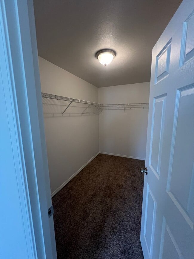 Building Photo - 3-bedroom 2-1/2 bathroom home in Eugene