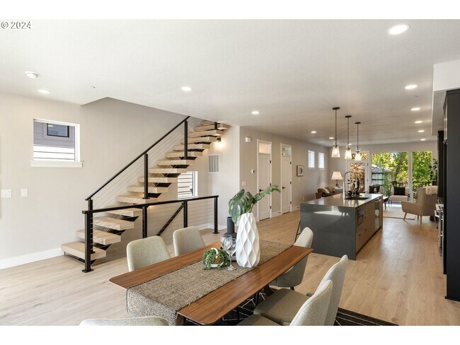 Building Photo - 617 SW Lobelia St