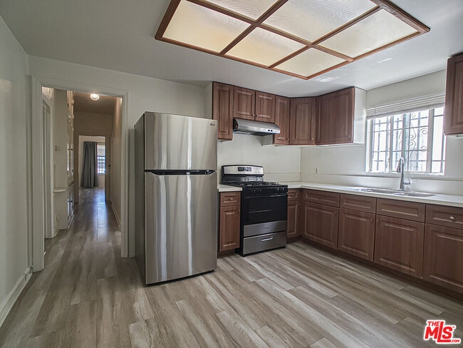 Building Photo - 336 S Wilton Pl